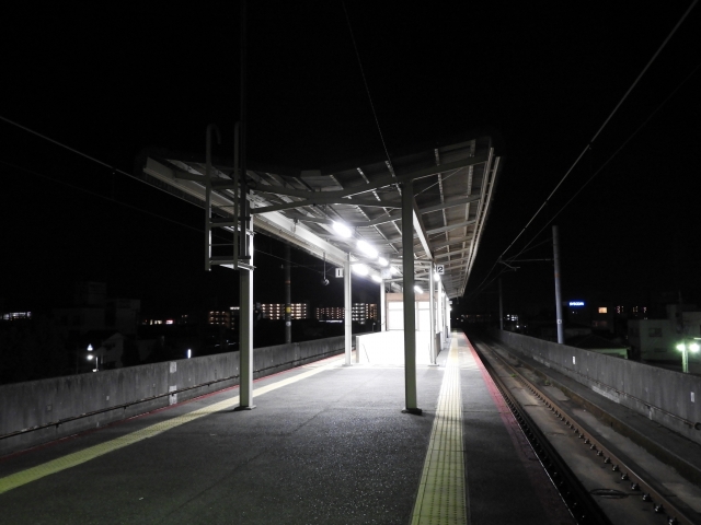 深夜の駅のホーム